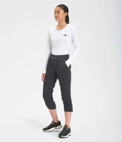 'The North Face' Women's Aphrodite 2.0 Capri - Asphalt Grey 10 'The North Face' Women's Aphrodite 2.0 Capri - Asphalt Grey -Outfit Shop NF0A2UO6 0C5 model34 1024x1024@2x